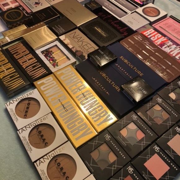 MAKEUP MYSTERY BOX - Picture 2 of 8